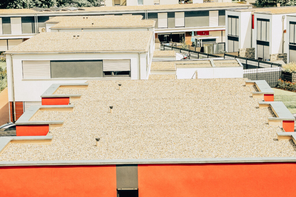 Kiesbedecktes Flachdach eines Wohngebäudes – typischer Dachtyp in Tempelhof